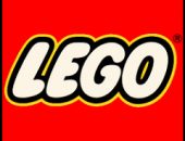 Бренд LEGO является сегодня самым известным в мире игрушек. Даже более известным, чем Hasbro и кукла Barbie. Но мало кто знает, что датская компания начинала свою историю, как обычный производитель деревянных изделий. А первые игрушки LEGO были и вовсе выполнены из дерева. Однако компания сумела вырасти до такого объема, что ее знаменитые конструкторы стали копировать другие фирмы-пираты, которые выпускали похожие наборы игрушек пачками. А ведь Сет Годин как-то сказал: «Если вас копируют, то это означает, что вы действительно сделали что-то замечательное». Детство… деревянные игрушки История LEGO ведет свое начало с 1932 года, когда Оле Кирк Кристиансен основал в Дании компанию по производству товаров для повседневного обихода. Продукцию Оле делал из дерева, при этом изначально основную прибыль компании приносили лестницы и гладильные доски, спрос на которые резко упал в период мирового финансового кризиса. Нужно было искать новую нишу. И Оле разглядел ее в производстве деревянных игрушек, так как спрос на них не ослабевал даже в тяжелые с финансовой точки зрения времена. Главным помощником Оле уже в то время был его сын, который трудился вместе с отцом с 12 лет. Начав выпуск игрушек, Кристиансен начал искать название для своей компании. Он дал задание всем работникам фабрики предложить свой вариант названия. Предложений было много, но в итоге выбрали то, что придумал сам основатель – слово LEGO, которое происходило от двух других – Leg и Godt, которые вместе означают «играть хорошо». Несколькими годами позже основатель узнал, что сама фраза «LEGO» на латыни означает «я учусь» или «я складываю». Очевидно, что осознание этого серьезно повлияло на будущую историю компании. Хотя, говорить о том, что над названием думала вся компания слишком уж громко. Трудилось в LEGO тогда всего 7 человек, увлеченных плотников, получающих огромное удовольствие от создания новых вещей. И они уже тогда заботились о качестве продукции. Над их рабочими местами возвышалась надпись, повешенная на стену Оле Кристиансеном: «Только лучшее является достойным». К 1936 году компания уже имела в своем распоряжении набор из 42 различных игрушек. При этом все они уже тогда были далеко не самым дешевым удовольствием (сейчас LEGO стоит, как и раньше достаточно дорого). При этом компания все еще продолжала заниматься производством не только игрушек, но и другой продукции из дерева. В 40-е годы в истории компании произошло много изменений. Во-первых, сгорела ее единственная фабрика. Сразу же после восстановления стало ясно, что теперь LEGO будет заниматься только игрушками. Рост персонала продолжался все эти годы и достиг к 1943 году 40 человек, а ровно через год Кристиансены наконец зарегистрировали компанию официально, назвав ее «LegetOjsfabrikken LEGO Billund A/S». В 1947 году происходит знаменательное событие, которое навсегда перевернуло историю компании. LEGO получает права на разработку английского психолога Mr. Hilary Harry Fisher Page’а. Собственно, это был небольшой пластиковый кубик, который мог соединяться с другими подобными деталями, благодаря чему можно было даже собрать какую-то небольшую конструкцию, которая, впрочем, в то время еще не особо располагала возможностями крепления, а потому так же быстро распадалась, как и собиралась. Но это старт. Сыну Оле Готфриду к тому моменту уже было 30 лет, и он не меньше отца занимался делами компании. Готфрид понимал, что будущее именно за такими игрушками. В LEGO стали постепенно отходить от дерева, в пользу пластмассы. Поэтому Кристиансены приобретают в этом году крупнейшую в Дании форму для отливки пластика, которая позволяет им поставить производство таких игрушек на поток (надо сказать, что за эту форму датчанам пришлось выложить целых 30 тысяч местных крон, что очень немало, учитывая, что очень дорогая игрушка тогда стоила 36 крон). В конце 40-х годов у компании было в наличии около 200 различных моделей пластиковых и деревянных игрушек. Но LEGO еще был вовсе не тем, каким мы его знаем сегодня. Кубики, права на которые получила компания LEGO, пока еще были не пригодны для полноценного конструктора. А потому не выпускались. Вплоть до 1958 года, когда (уже) руководитель компании Готфрид Кристиансен не запатентовала систему строительных элементов из кубиков. Это была абсолютно новая система, позволявшая гораздо прочнее соединять между собой детали конструктора. Теперь он мог называться именно так. Конструктор. Впрочем, до появления знаменитых кубиков LEGO при руководстве Готфрида произошло еще одно важнейшее событие. В 1955 году был выпущен тематический набор игрушек LEGO. Это был прообраз того, что мы увидим через много лет, когда компания станет выпускать свои популярнейшие тематические серии (космос, город, рыцари, ковбои и так далее). Первые наборы стали пользоваться огромной популярностью. Новое будущее бренда LEGO В 1960 году сгорает цех компании, занимавшийся производством деревянных игрушек под брендом LEGO. В компании пришли к выводу, что не будут возобновлять их производство, а отремонтированный цех займется пластмассой. К тому моменту LEGO уже продавала во многих странах мира 50 своих наборов конструктора. А в 1962 году была открыта частная авиакомпания LEGO. Конструкторы начали возить в США. Несомненно, выход на этот сверхприбыльный рынок стал очень важным событием для датчан, старавшихся увеличить сбыт своих игрушек во всем мире. Через 2 года после открытие своей взлетно-посадочной полосы LEGO начинает поставлять в своих наборах конструкторов небольшую инструкцию по сборке, в которой указывается, что нужно сделать, чтобы собрать модель, изображенную на упаковке. Уже скоро инструкции станут неотъемлемой частью каждого набора в LEGO. Кроме того, в это время компания начинает более тщательно вести работу с клиентами, благодаря чему повышается качество конструкторов. LEGO была одной из тех фирм, которые спрашивали у клиента — что ему нужно. И только потом приступали к разработке товара. Такое сотрудничество вылилось в появление сверхуспешного проекта – набора железной дороги из конструктора LEGO. Надо ли говорить, что к середине 60-х годов на основной фабрике LEGO работало более полутысячи человек. Но на этом компания не перестала эволюционировать. В 1967 году на свет появился кубик ДУПЛО, ставший ключевой фигурой в одноименном наборе для детей младшего возраста. Пока проходили операции по патентованию новой разработки компании, в ней уже вовсю думали об открытии парка LEGOLAND, который появился в Дании спустя год после появления ДУПЛО, в городе Биллунд. Кроме того, компанию LEGO в этом году оценили еще и критики. Она удостоилась премии лучшей игрушки года в Люксембурге. Но это еще было начало становления компании, завоевывающей детские сердца… Стремительное развитие ассортимента LEGO Если говорить про продукцию LEGO тех лет, то может показаться, что компания ориентировалась исключительно на представителей мужской половины человечества. Это не совсем верно, так как продукция для девочек в ассортименте LEGO тоже была. Например, в 70-е годы выпускались кукольные домики с мебелью. А проект Дупло и вовсе был одинаково рассчитан и на девочек, и на мальчиков. Хотя, конечно, даже сегодня большая часть продукции LEGO создается с уклоном на мужскую аудиторию. И это не дискриминация, просто конструкторы они любят больше. В 1973 году был разработан знаменитый логотип LEGO, который сегодня известен большинству людей на планете. После появления нового логотипа компания стала открывать производство и за пределами Дании. Первой страной, принявшей у себя фабрику LEGO, стала горная Швейцария. К 1977 году компанию LEGO возглавлял уже внук Оле Кристиансена Кельд. К тому времени LEGO уже выпускала множество различных наборов на любой вкус, среди которых были даже в какой-то мере технические решения. В это время появились наборы, содержащие фигурки с подвижными конечностями. Именно в 1979 года появляется первый по-настоящему тематический набор LEGO, который положит начало классификации продукции компании вплоть до сегодняшнего дня – это будет набор LEGOLAND Space. Космос станет лишь началом для LEGO. Но очень успешным началом. Ассортимент LEGO рос не по дням, а по часам. Но главное – потребители обожали продукцию этой компании. Она была действительно оригинальной, привлекательной, интересной. В 1980 году любители LEGO выразили любовь к компании, построив огромную башню в 13,1 метра из этого конструктора. Впечатляет, не правда ли? Но не стоит думать, что это самая высокая башня, созданная из LEGO. Вовсе нет! В конце 90-х годов в Москве была построена башня из LEGO в 24,88 метра. Она вошла в книгу рекордов Гиннесса. Успех космического, и некоторых других наборов LEGO был ошеломляющим. Но еще больше компания получила от набора «Замок», который был выпущен в 1984 году. Тема средневековья оказалась очень популярной среди поклонников продукции LEGO. В этом же году были показаны экспериментальные модели из набора Lego. Уже через 2 года проект получил серьезное развитие, став в некотором роде проводником школьников в мир знакомства с роботами. Этот набор специально разрабатывался в учебных целях, но снискал большую популярность во всем мире, несмотря на цену и сложность. В конце 80-х новые наборы LEGO появлялись постоянно. Кроме того, развивался и развлекательный парк компании. В 1986 году LEGO стала поставщиком игрушек королевского двора Дании. Почетное звание, которое является лучшей рекламой. В 1990-е годы LEGO будет успешно продаваться во всем мире, который наводнится многочисленным подделками, вроде Atko. Тем не менее, они все будут отличаться от оригинала своим гораздо более низким качеством (что, правда, будет подтверждено и ценой). Наше время Сейчас компания LEGO находится на стадии выхода из затяжного кризиса. Простые игрушки потеряли свою привлекательность в связи с повсеместным распространением компьютерных игр. Кроме того, датская компания некоторое время назад стала настоящей жертвой диверсификации. Стали появляться парфюмерные наборы LEGO, одежда, и многое другое, что сильно мешало бренду и приносило лишь убытки, которые в 2003 году составили порядка 300 миллионов долларов. К тому же у компании был поставлен не очень эффективно процесс производства, из-за чего она теряла деньги, не минимизировала по максимуму издержки. Для того чтобы исправить эту плачевную ситуацию в LEGO пригласили CEO Йоргена Виг Кнудсторпа, который сразу же взялся за дело. Во-первых, он перевел производство в более дешевые страны. Во-вторых, отказался от убыточных бизнесов и новшеств в компании. Кроме того, Йорген обратил серьезное внимание компании на сеть интернет, где она может получать новые идеи от своих клиентов. Дела у LEGO пошли на поправку. И хочется верить, что компания вернет себе былую славу, не схоронившись под тяжестью компьютерных игр.