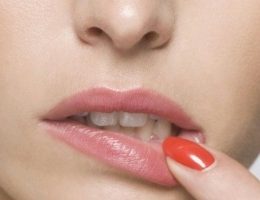 Миниатюра к статье Герпес на губе — чем лечить быстро, причины возникновения